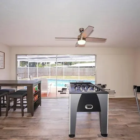 Pool Home - Close To Beaches, Food, Downtown!